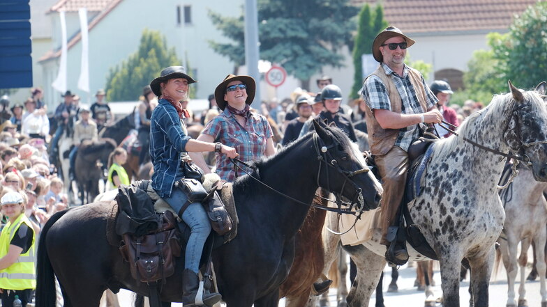 Silvia Studier, Elisa Wansner und Olaf Arndt (v. l. n. r.) haben mit ihren Pferden Rieke, Django und Ayla den weitesten Ritt nach Radebeul zurückgelegt und führten die Reiterparade an.