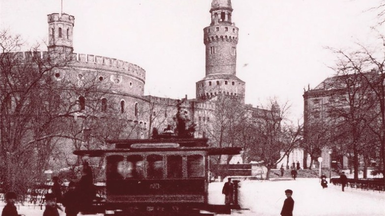 Charme mit Schnee – eine der ersten „Elektrischen“, fotografiert um 1900 am Theaterplatz.