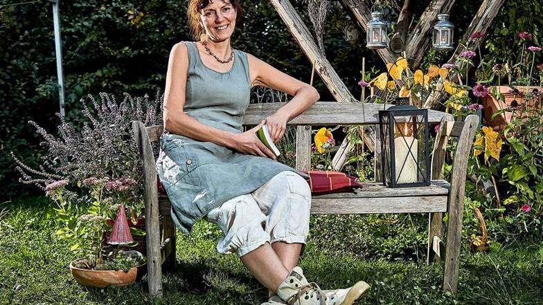 Gärtnern ist für sie wie Meditation, sagt Doreen Hille. In ihrem Naturgarten im Sebnitzer Ortsteil Schönbach pflanzt sie nicht nur das an, was der Familie schmeckt, sondern auch das, was der Insektenwelt nützt.Fotos: Marko Förster