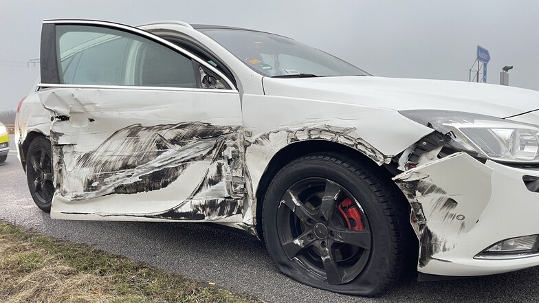 Autobahn-Unfall: Lkw-Fahrer streift Opel beim Spurwechsel