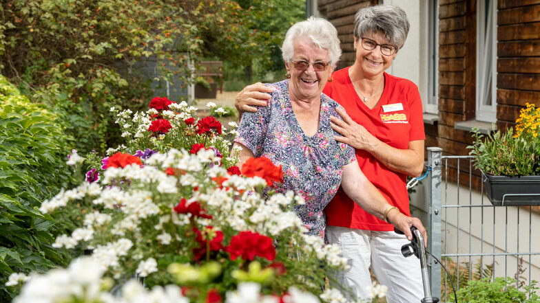 Die 85-jährige Waltraud Gäbler mit Schwester Katrin Frohnert auf der Terrasse des ASB Pflegezentrums Boxdorf.