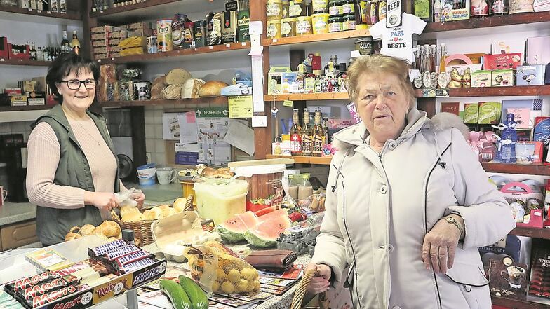 Doreen Thumann (li.) führt seit 22 Jahren ihren Dorfladen in Groß Düben, der in normalen Zeiten auch ein Treffpunkt für die Bewohner des Ortes ist. Käthe Piontek ist eine der treuesten Kundinnen.