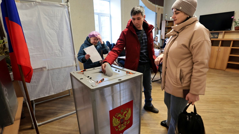 Wahlberechtigte geben in der pazifischen Hafenstadt Wladiwostok - rund 6.400 km östlich von Moskau - ihre Stimme ab.