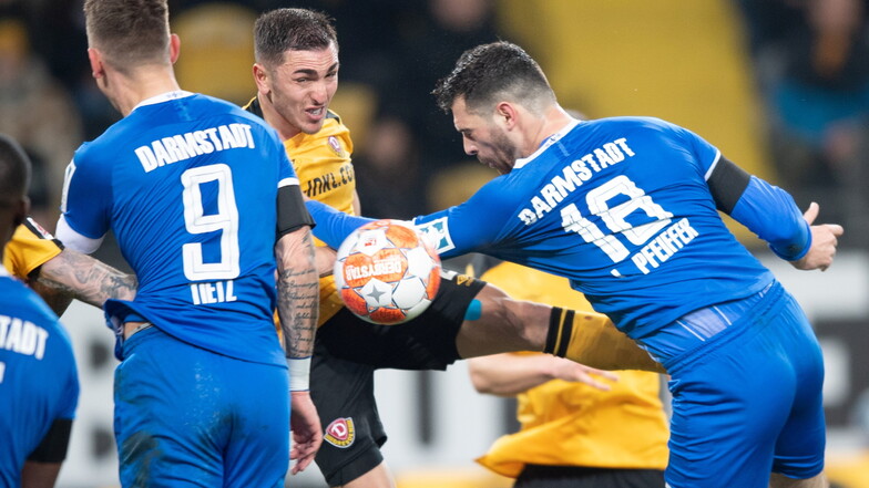 Guram Giorbelidze (Mitte) ersetzt den verletzten Chris Löwe. Bei seinem Startelf-Debüt für Dynamo kassiert er früh eine Gelbe Karte, fällt mit seinem Einsatz in den Zweikämpfen auf.