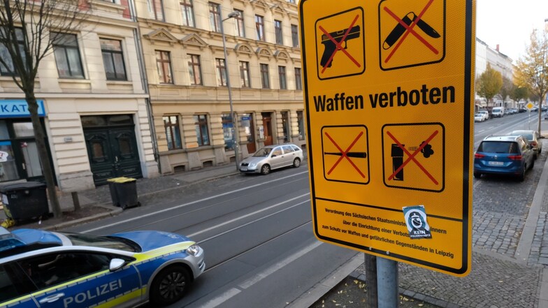 Ein Schild weist in Leipzig auf der Eisenbahnstraße auf die Waffenverbotszone hin.