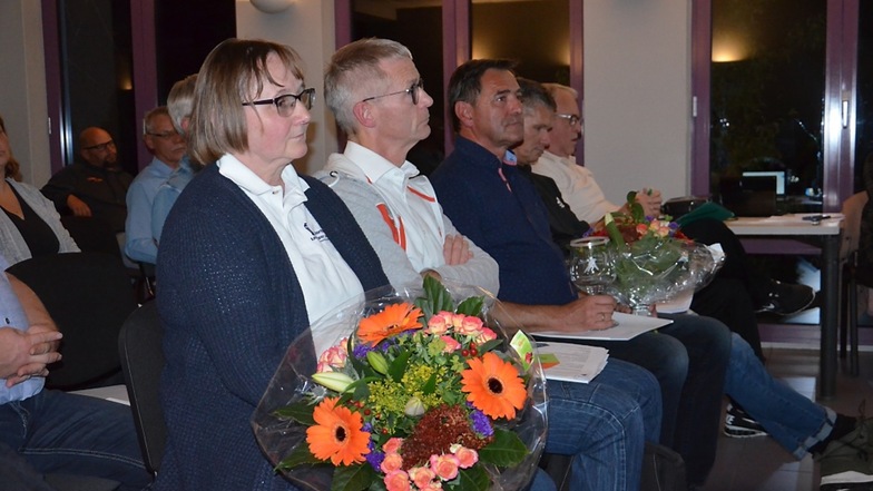 Für Martina Wussack und Stefan Kaiser gab es Blumen als Dankeschön. Beide haben nicht mehr für das Sporbund-Präsidium kandidiert.