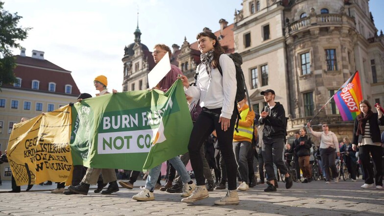 Am Mittwochabend wurde auf dem Dresdner Schlossplatz für mehr Solidarität mit den Mitgliedern der "Letzten Generation" demonstriert.