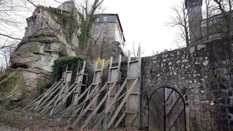 Das sind keine Hängebrücken an der Burg Hohnstein. Die Holzkonstruktionen dienen seit Jahren dazu, die Burgmauern abzustützen.