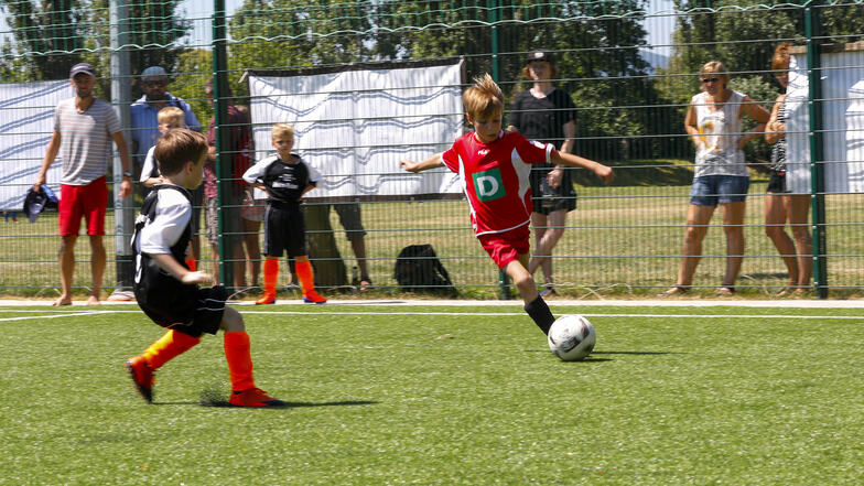 Die jungen Fußballer des ESV Lok Zittau werden künftig öfter im Westparkstadion trainieren und spielen.