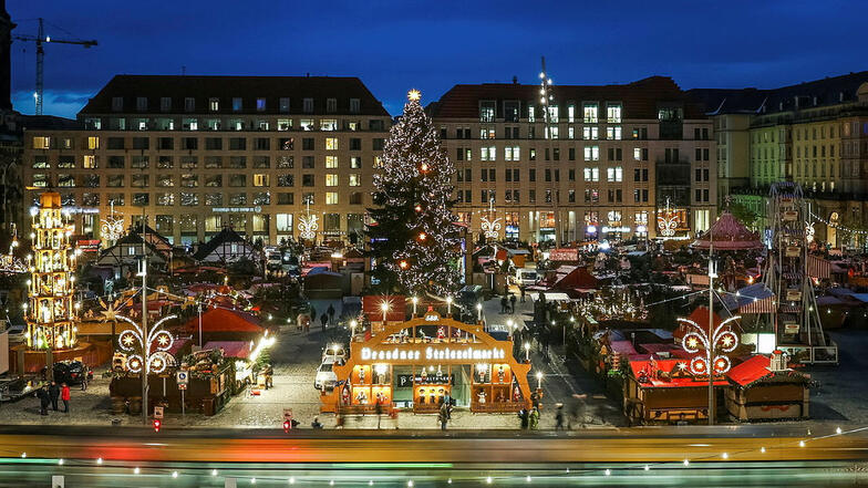 Diesen Blick auf den Striezelmarkt hat man vom Dresdner Kulturpalast aus. Dort hat am Mittwoch kein geringeres als das "Universe Orchestra" seinen Auftritt.