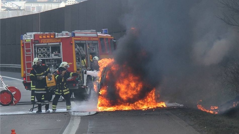 Die Insassen eines BMW X5 hatten zuvor Qualm aus dem Motorraum wabern sehen, das Auto sofort auf dem Standstreifen zum Stehen gebracht und waren ausgestiegen. Als die Feuerwehr an dem Auto eintraf, brannte der Wagen bereits lichterloh.