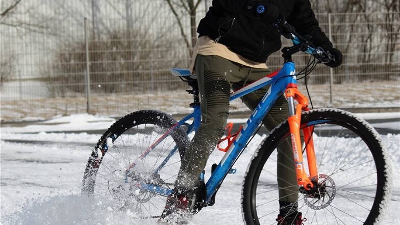 Fahrrad fahren mal Anders in Langburkersdorf: Silke Anders schreibt dazu:   Die Idee zum Bild kam von meinem Sohn, dem Fahrer des Rades. Er liebt jede Aktion, die mit einem Rad so machbar ist. Im Schnee driften bietet sich ja nur selten an. Also haben wir den Schnee im Frühling genutzt.