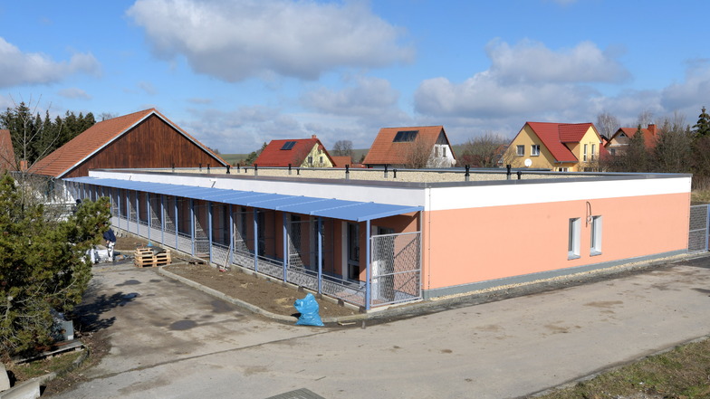 Für die Kurzzeitpflege hat die Diakonie ein neues Gebäude im Kaufpark Mittelherwigsdorf errichten lassen. Sämtlich Terrassen sind durch Spaliere abgegrenzt, an denen sich Kletterrosen ranken sollen.