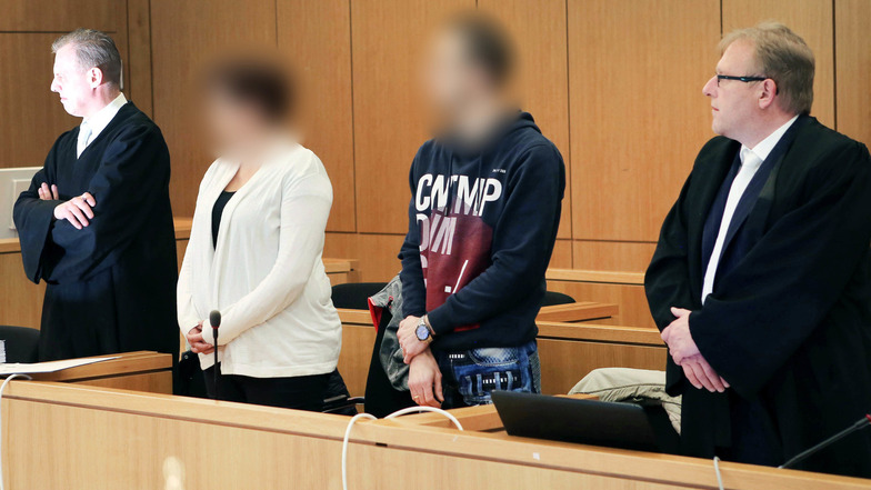 Mutter (2.v.l) und Vater (2.v.r) eines verstorbenen Jungen stehen zu Beginn des Prozesses im Gericht. Links Anwalt Hans-Joachim Poick, rechts Anwalt Bernd Scheske.