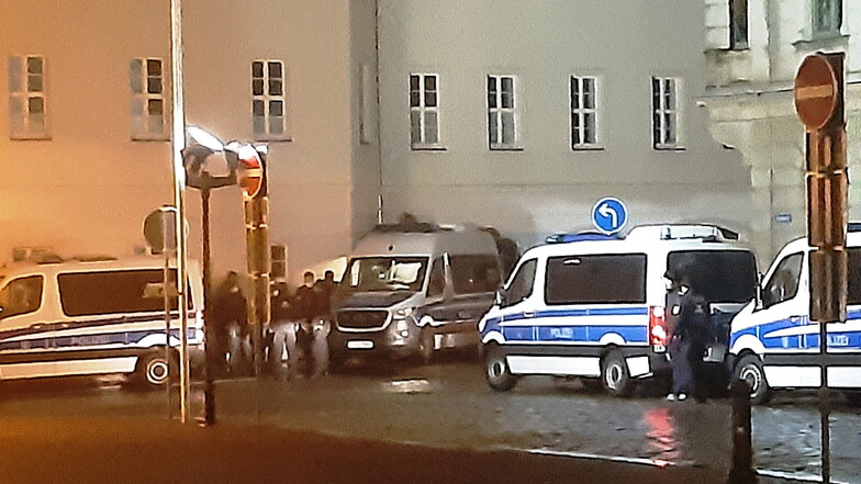 Montagabend in Großenhain: Die Polizei ist mit einem Großaufgebot am Rathaus präsent.