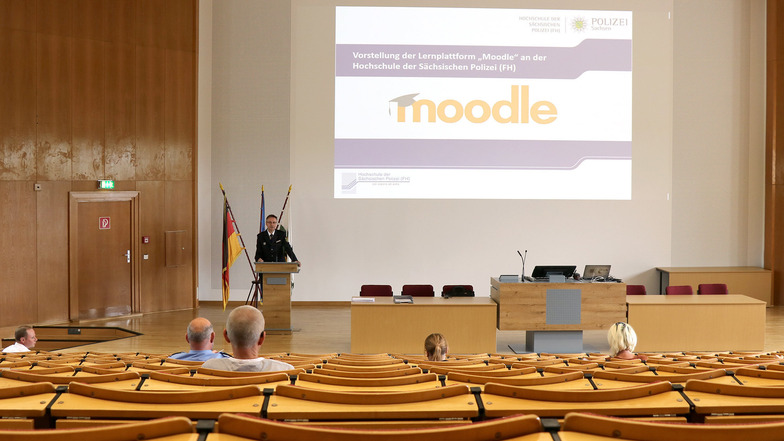 Die Studenten der sächsischen Polizeihochschule in Rothenburg lernen von zu Hause aus über die digitale Plattform "Moodle". Dazu wurden kürzlich die Lehrkräfte eingewiesen.
