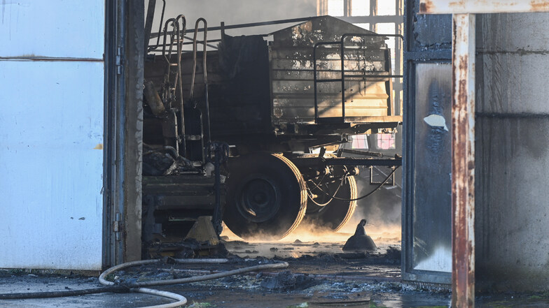 Lagerhallenbrand in Markranstädt: Landmaschinen in Flammen