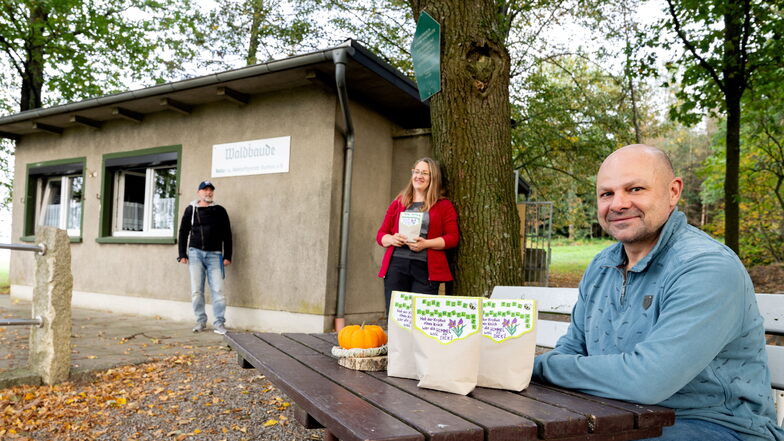 Imker Rico Jeschke (r.) hat die Burkauer Krokus-Spezialedition dabei. Doch nicht nur das Bienenprojekt ist neu bei den Natur- und Heimatfreunden, auch in der Waldbaude ist Bewegung - sehr zu Freude der Vorstände Martine Wolf und Dietmar Kindlein.