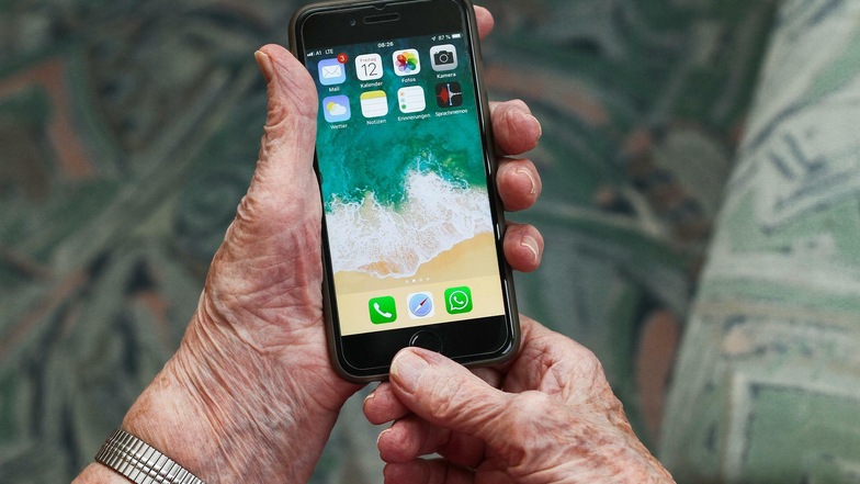 Eine Großenhainer Seniorin wurde offenbar über einen Messengerdienst, die häufig über Smartphones genutzt werden, von Betrügern kontaktiert.