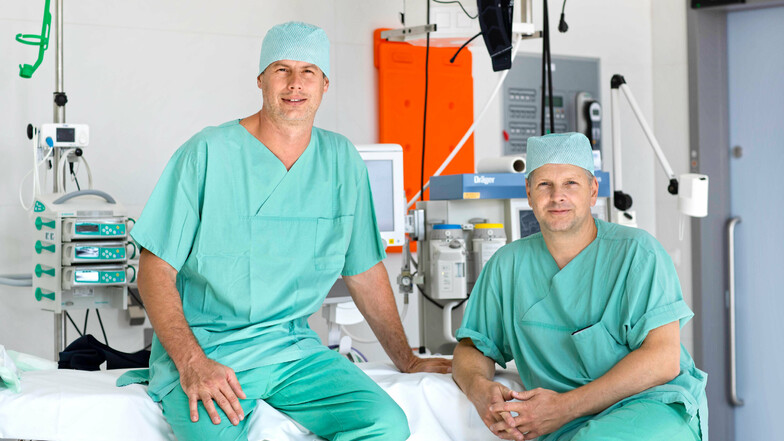 Chefarzt Prof. Dr. Oliver Stöltzing (rechts) und Oberarzt Dr. Petr Pachir zeigen den neuen Riesaer OP-Saal, wo Hämorrhoiden mit einer neuen Methode operiert werden.