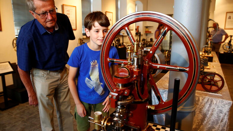 Da staunen sie: Jonathan Franke durfte sich mit seinem Opa, der Mitglied im Verein ist, schon einmal die neue Sonderausstellung im Technischen Museum in Großröhrsdorf anschauen.