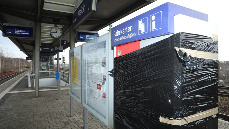In und um Dresden wurden mehrere Fahrkartenautomaten der Deutschen Bahn gesprengt. Jetzt steht ein Mann vor Gericht.