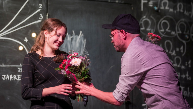 Comödien-Intendant Christian Kühn überreichte Lila auf der Bühne persönlich die Blumen.