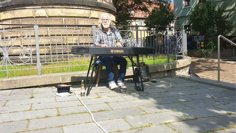 Christian Mögel spielt in Loschwitz auf seinem Keyboard. Das ist für ihn ein wenig Elbhangfest. Auch am Sonntag will er spielen.