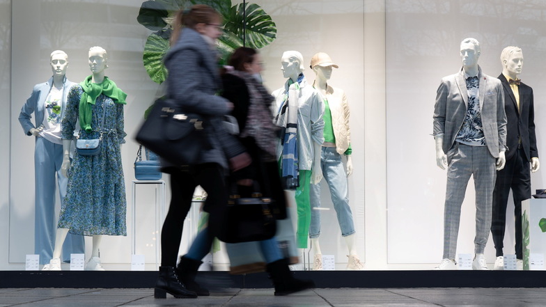 Passanten gehen auf der Dresdner Prager Straße an einem Schaufenster vorbei. Der deutsche Einzelhandel hat im März einen leichten Umsatzrückgang hinnehmen müssen.