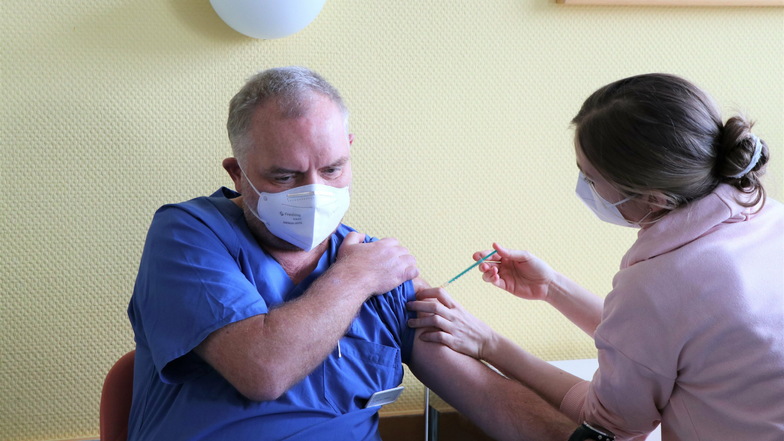Facharzt Steffen Pietsch hat an der Klinik in Freital täglich mit Covid-19-Patienten zu tun und war der Erste, der geimpft wurde.