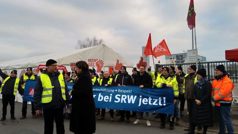 Auch SPD-Chefin Saskia Esken unterstützt die Streikenden der Recyclingfirma SRW Metalfloast in Espenhain.