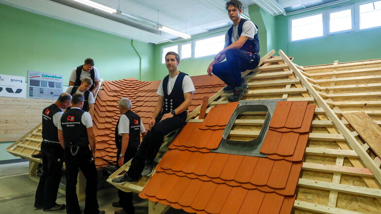 Chris Strigli (rechts) und Yannik Noack (links) sind Dachdecker-Lehrlinge im ersten Jahr und testen das neue Dachmodell.
