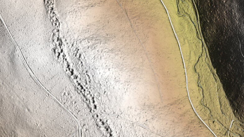 Dieses digitale Geländemodell zeigt den Höhenrücken zwischen dem Pöbelbach und der Wilden Weißeritz. Die Löcher im Boden sind heute im Wald verborgen. Dort war einst eine Bergbausiedlung.
