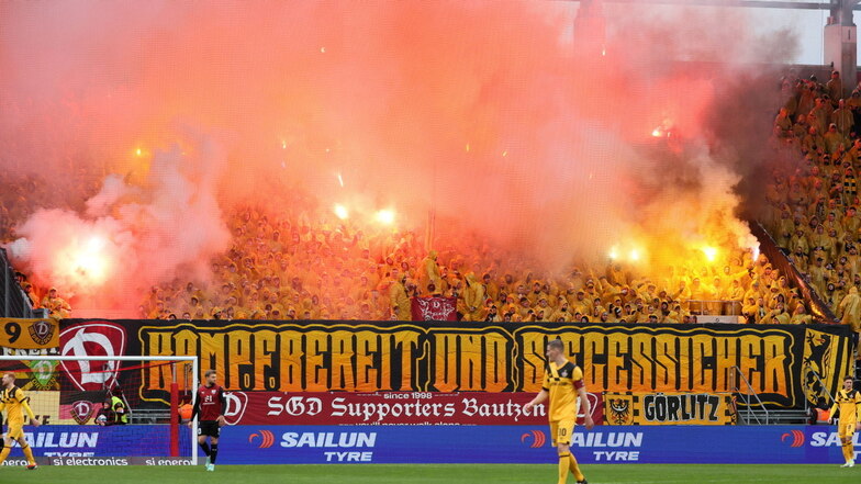 In den Reihen der in Gelb gekleideten Dynamo-Fans wird zu Beginn der Partie Pyrotechnik gezündet.