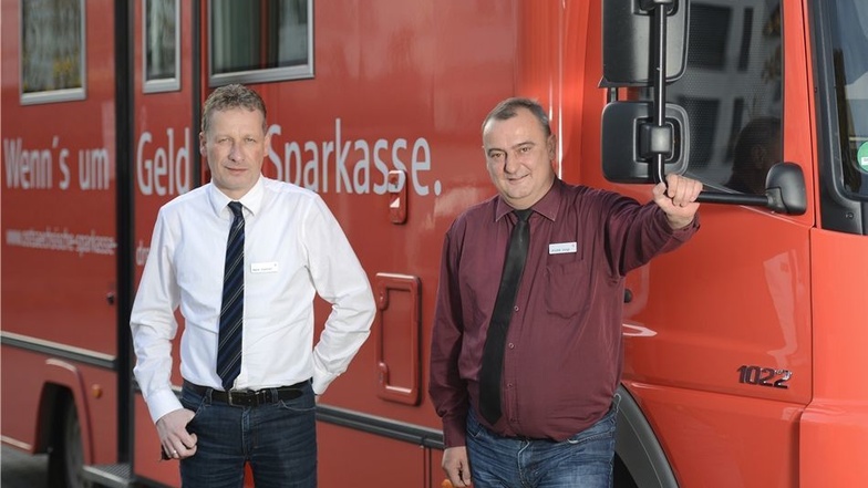 Sparkassenkaufleute und Trucker zugleich: René Koehlert (46, l.) und André Voigt (49) lenken abwechselnd das zehneinhalb Tonnen schwere Bankmobil.