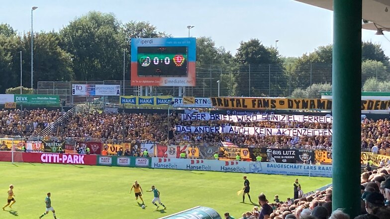 In der ersten Halbzeit hissen Dresdner Fans ein Spruchband: "Unser Brief wird sein Ziel erreichen, das ändert auch kein Aktenzeichen", steht darauf. Die Fans äußern Kritik an einem Fanturnier, bei dem neben Dynamo auch RB Leipzig eine Mannschaft stellte.