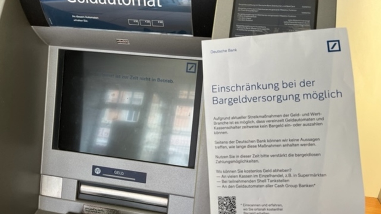 Außer Betrieb: Unverrichteter Dinge mussten die Deutsche Bank-Kunden in Großenhain wieder die Filiale verlassen. Bargeld konnten sie hier nicht abheben.