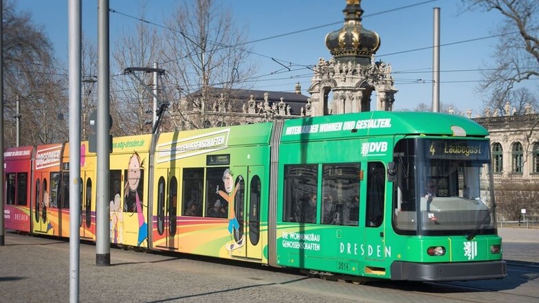 Die Straßenbahn mit der Werbung für die städtischen Wohnungsbaugenossenschaften ist eine der farbigsten, die aktuell durch Dresden fahren.