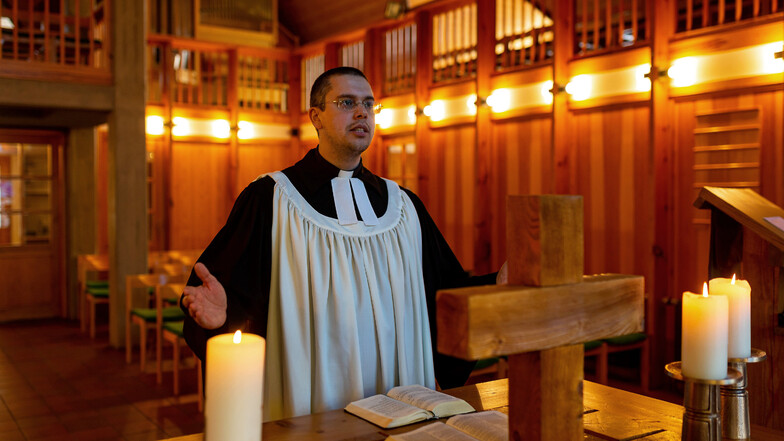 Pfarrer David Keller betet in der leeren Kirche in Altenberg.