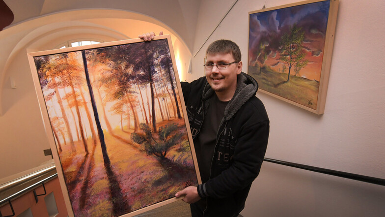 Benny Biesecker zeigt seine Landschaftsbilder im Treppenaufgang des Rathauses.