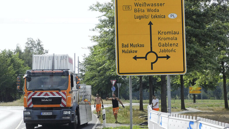 Gestern wurden rund um den Kreisverkehr Bauzäune sowie Hinweisschilder aufgestellt. Damit ist der Bereich bis vorerst 1. September voll gesperrt.