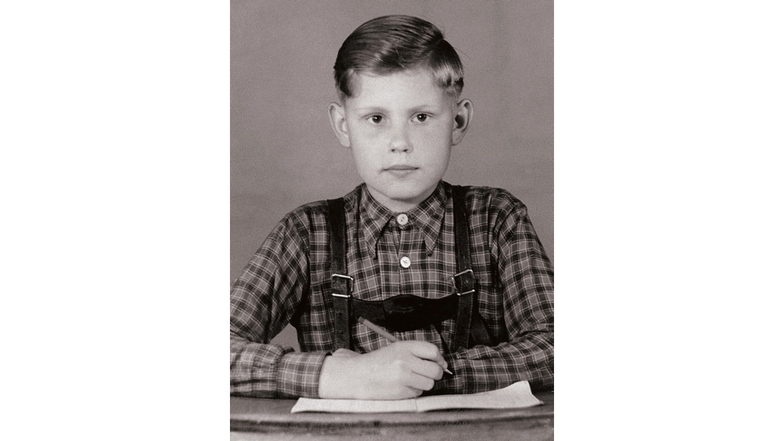 Gunther Emmerlich wurde am 18. September 1944 im thüringischen Eisenberg geboren. Das Foto zeigt ihn als Grundschüler.