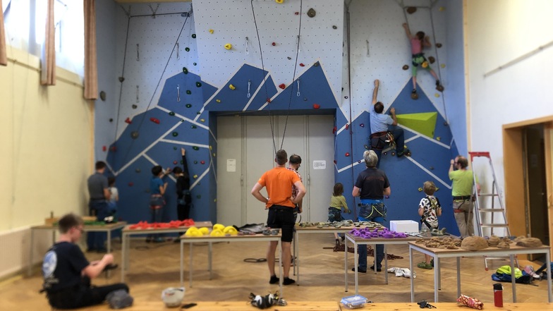 Eine Kindergruppe des Deutschen Alpenvereins, Sektion Zittau Ortsgruppe Görlitz, probiert die neue Kletterwand in der Wartburg aus.