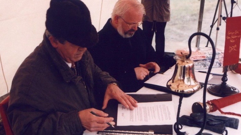 Die Bürgermeister Vladimir Barton (links) und Hans-Georg Glathe unterzeichnen 1997 einen Löschhilfevertrag.