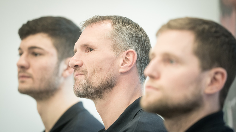 Drei, die es richten sollen: Luka Kamber, am vergangenen Wochenende Top-Scorer seines Teams, Cheftrainer Markus Röwenstrunk und Kapitän Janek Schmidkunz (v. l.).