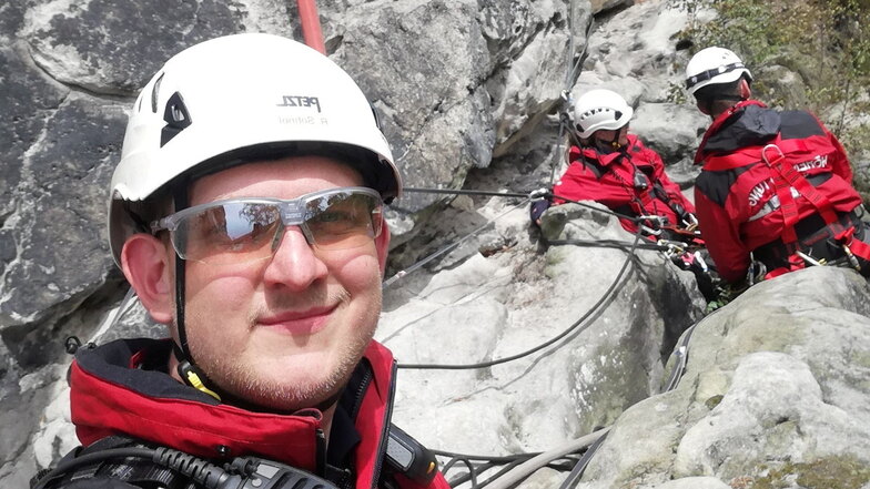Selfie am Fels: Das Lächeln von Roland Söhnel ist ein bisschen gequält. Nach zwei Tagen waren bei allen die Kraftreserven aufgebraucht.