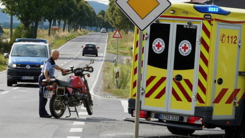 In Siebitz kollidierten ein Kleinbus und ein Krad. Der Fahrer des Motorrads musste zur Behandlung ins Krankenhaus.