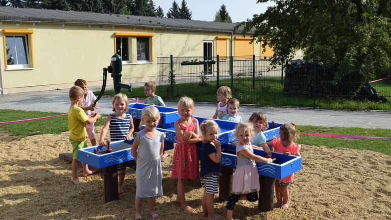 Ihr Wunsch ist in Erfüllung gegangen: Die Kinder haben nun einen Wasserspielplatz.