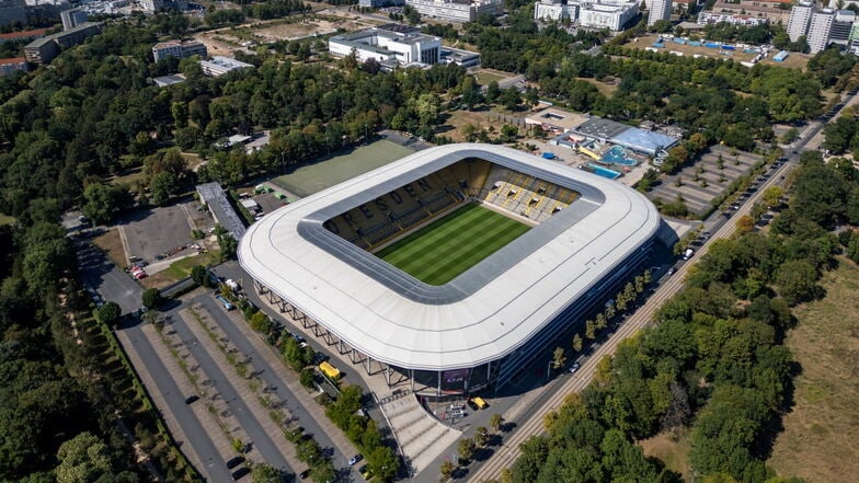 Im wiedereingeführten Supercup der Frauen treffen am Sonntag im Rudolf-Harbig-Stadion Meister Bayern München und Pokalsieger VfL Wolfsburg aufeinander. Bisher wurden für die Partie 15.000 Tickets verkauft.