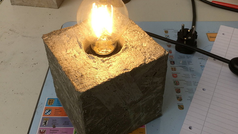 Das fertige Ergebnis: eine Design-Lampe, wie sie unter Anleitung durch verschiedene Handwerker in Riesa gebaut wird.